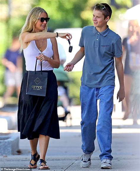 Gwyneth Paltrow waltzes with son Moses, 18, in the。